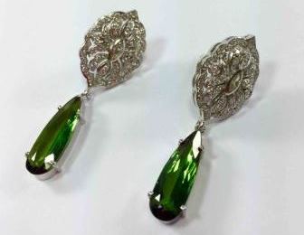 Brincos de Ouro Branco Brilhantes e Pedra Turmalina Verde